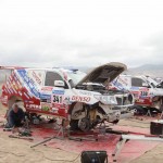 B24C3701 リアサスペンションの部品を交換するシャロワ・チーフメカニック